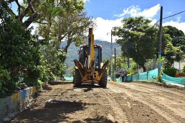 Secretaría de Infraestructura avanza en la pavimentación de vías barriales