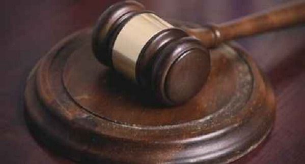 Cárcel a homicida de su esposa y huye de la justicia