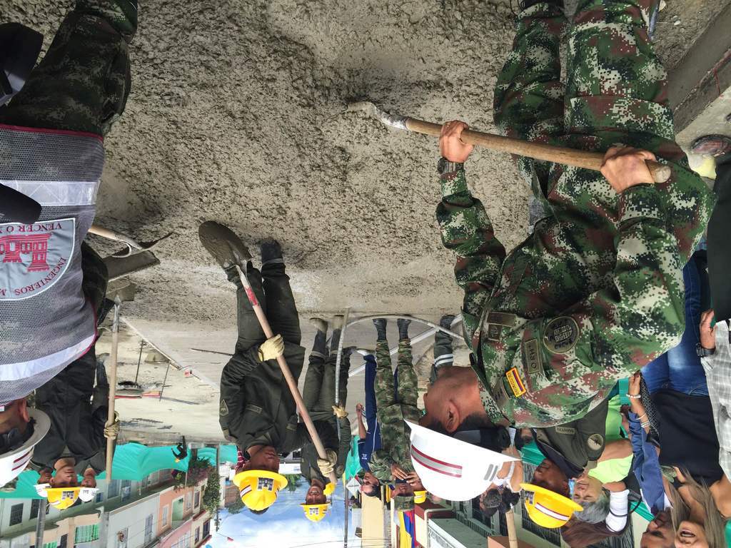 Soldados dejaron los fusiles para pavimentar vías de Ibagué