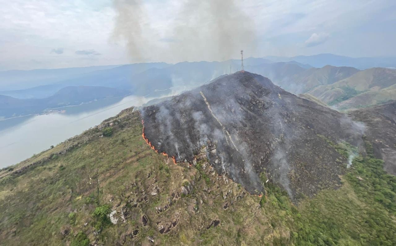 Incendio forestal ha consumido 200 hectáreas y se acerca a la zona turística de Prado