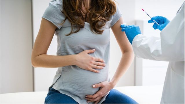 Incluirán a mujeres embarazadas y a niños mayores de 12 años en la vacunación