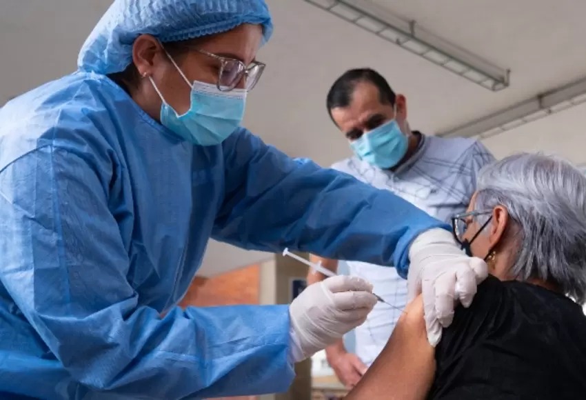 Inicia vacunación a docentes