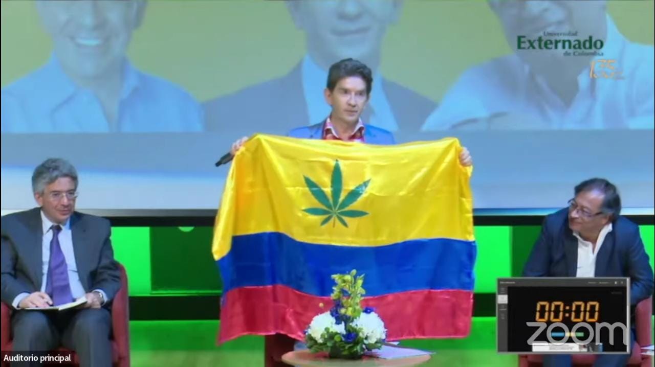 Insólita propuesta de Luis Pérez: agregar a la bandera de Colombia una hoja de marihuana