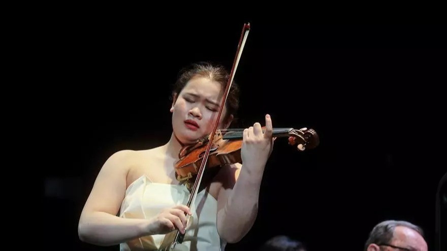 La violinista Hina Maeda estará en concierto esta noche en Ibagué