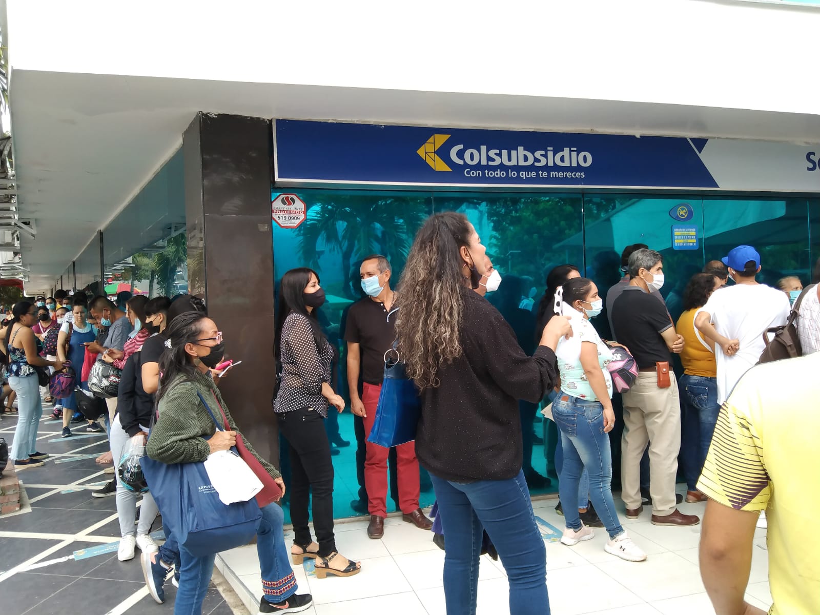 Las interminables filas para reclamar medicamentos en Colsubsidio Ibagué