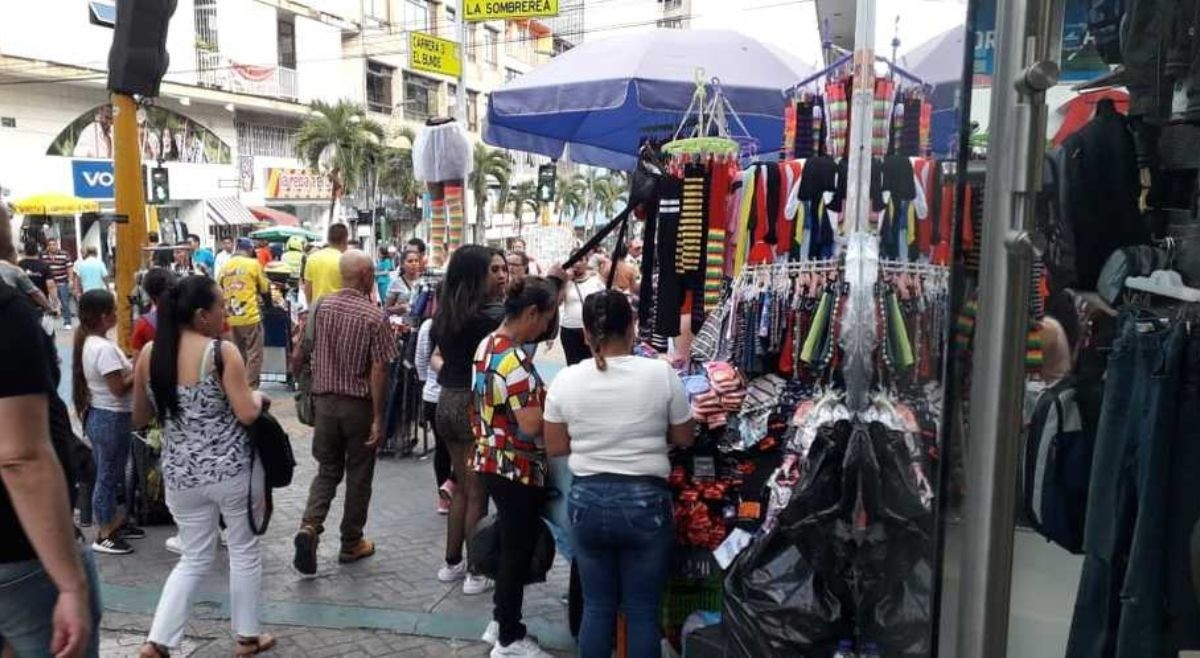 Las “mafias” detrás de los vendedores informales