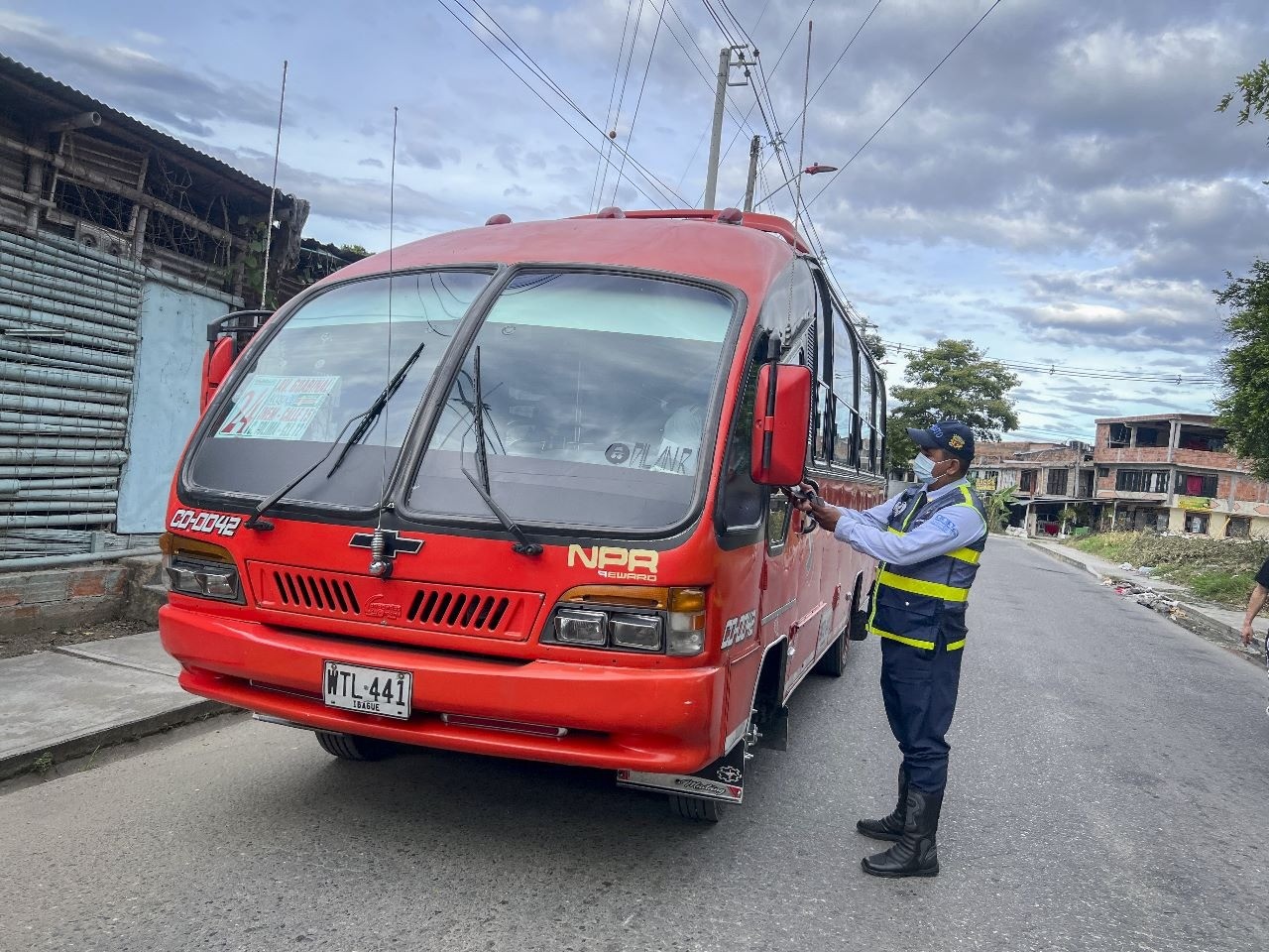 Disponen policías para cuidar a las busetas que quieran prestar servicio en Ibagué