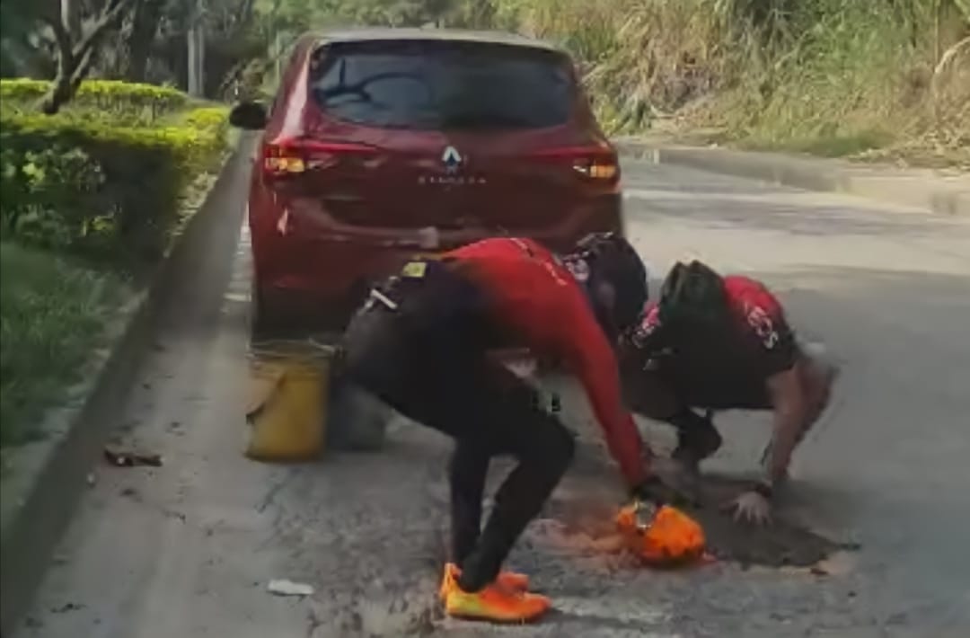 Les tocó a los ciclistas de Ibagué tapar los huecos de las calles
