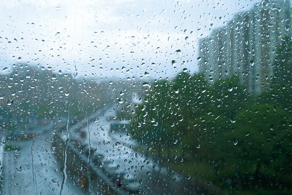 Si por allá llueve por acá no escampa