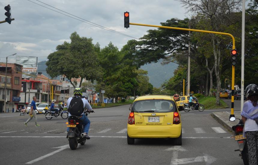 Los semáforos dañados de la avenida Ferrocarril: un dolor de cabeza para los conductores