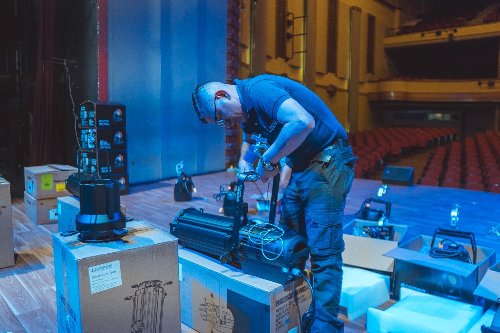 Tras tres décadas, renuevan las luminarias del Teatro Tolima