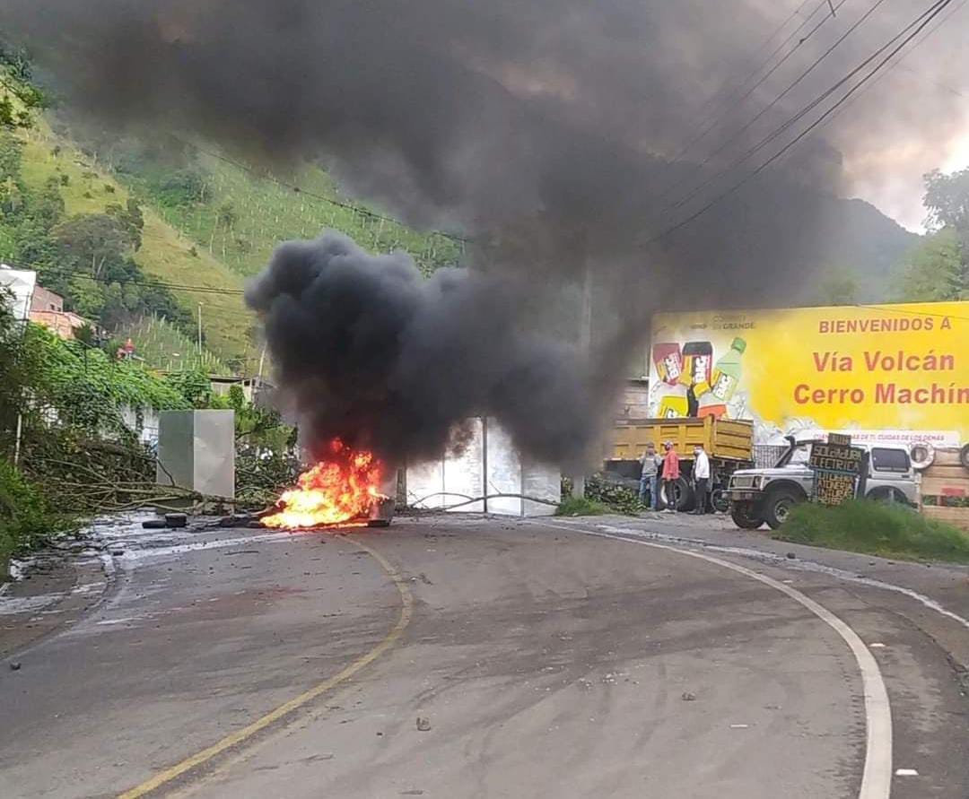 Manifestantes bloquean de nuevo la vía entre Ibagué y Calarcá