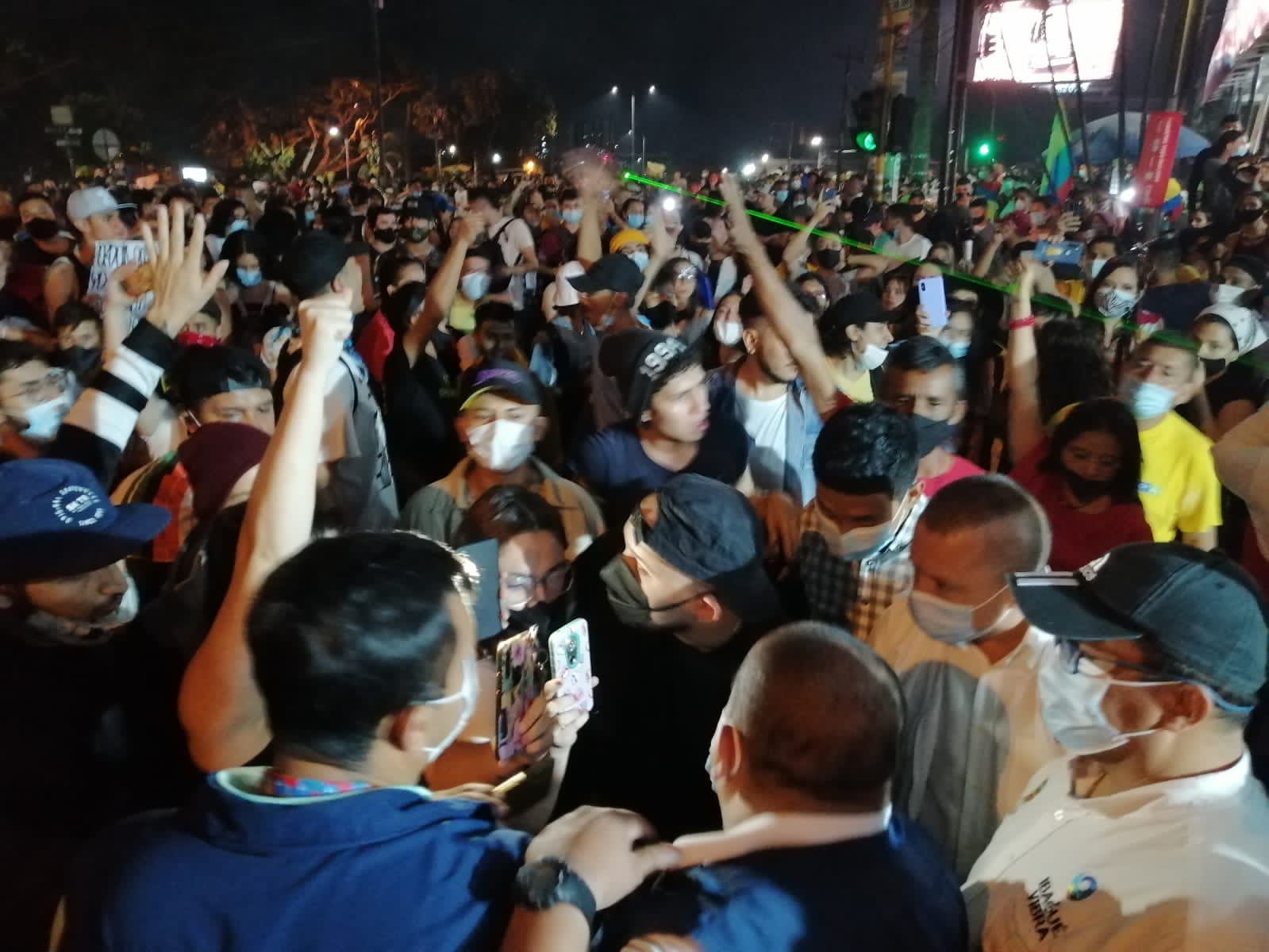 Manifestantes rechazan a los funcionarios de la Alcaldía de Ibagué durante protestas
