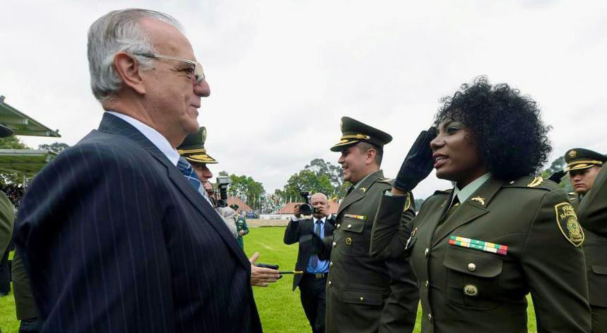 La Capitán de la Policía que lució en ceremonia oficial su cabello afro natural