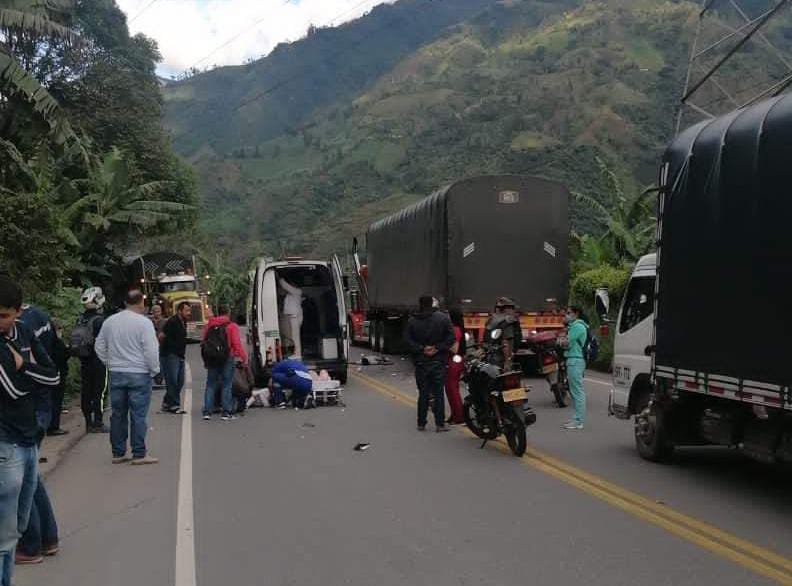 Motociclista murió luego de chocar con una tractomula en la vía Ibagué - Cajamarca