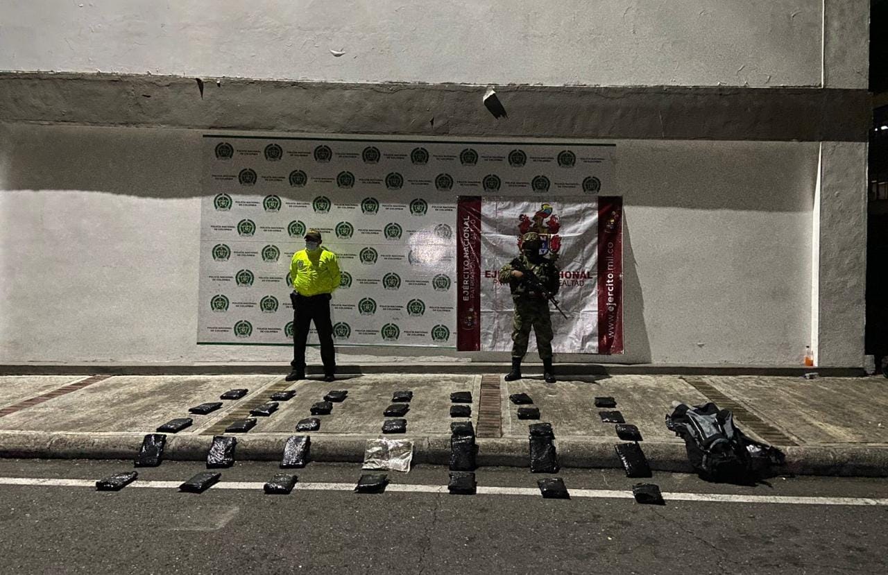 Motociclista sorprendido en retén arroja maletín cargado de marihuana