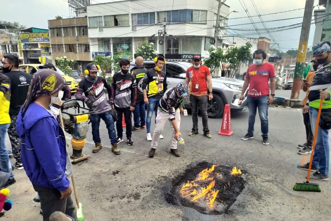 Motociclistas arreglan las calles de Ibagué con recursos propios