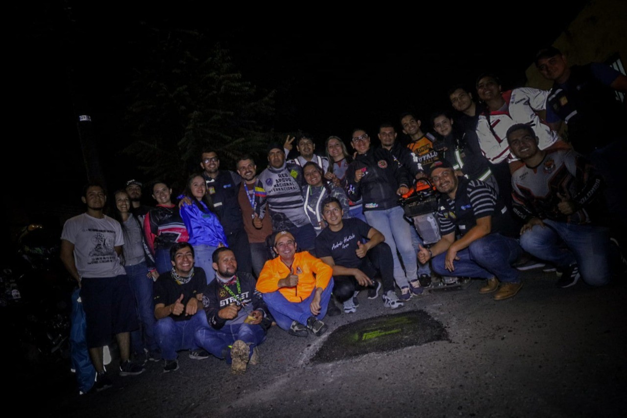 Motociclistas empezaron a tapar huecos en las vías de Ibagué