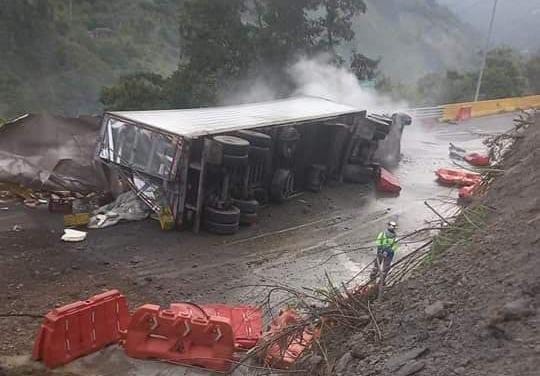 Murió conductor de tractocamión por grave accidente en La Línea