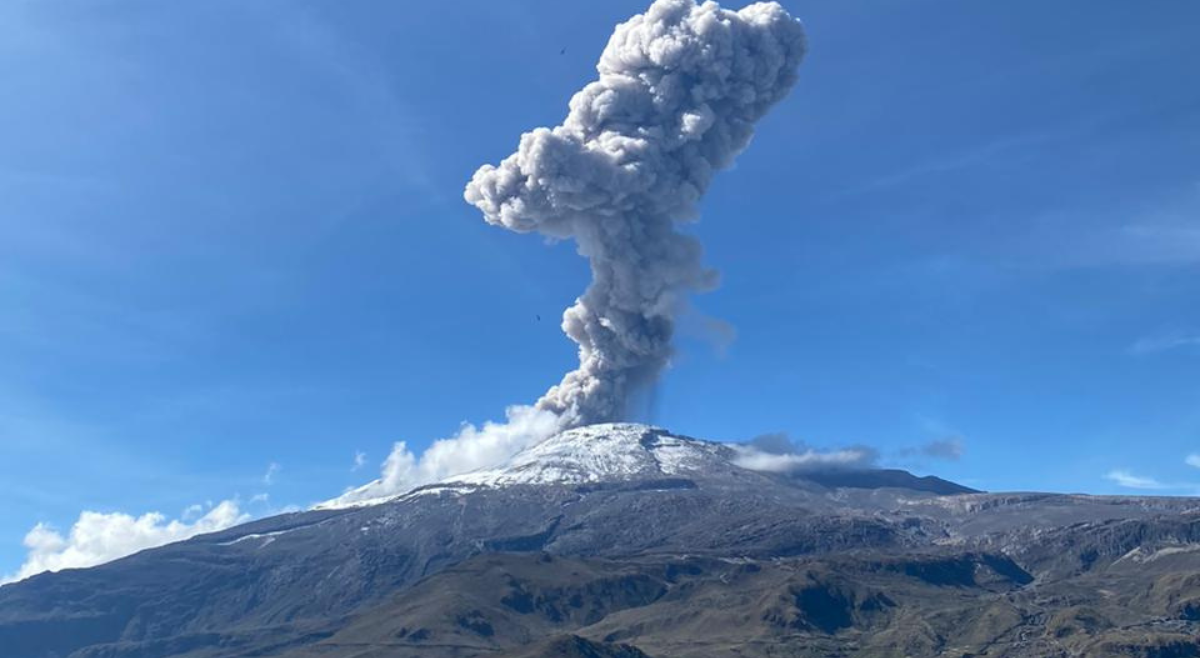 No descartan que Volcán Nevado del Ruiz siga emitiendo gases y cenizas