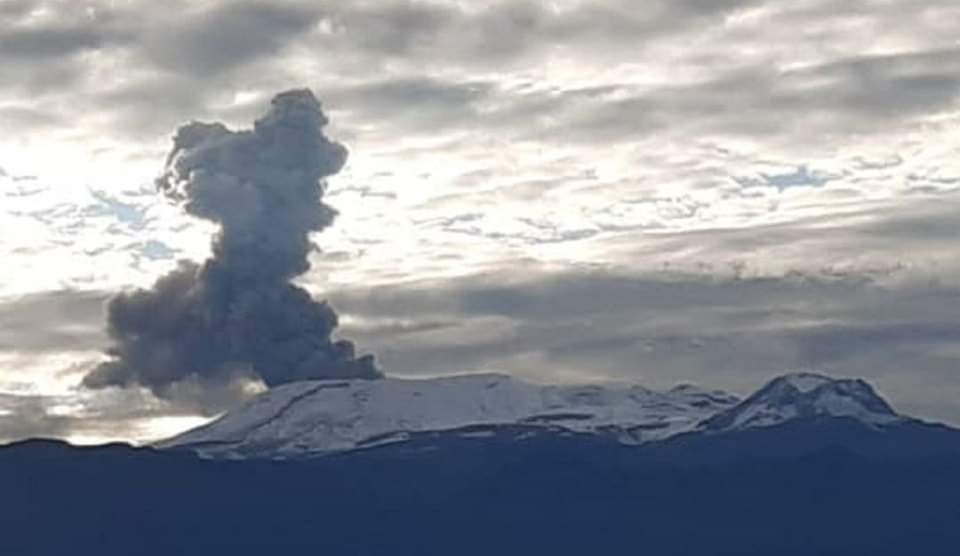 Nevado del Ruiz expulsó gigantesca columna de ceniza de 3.258 metros