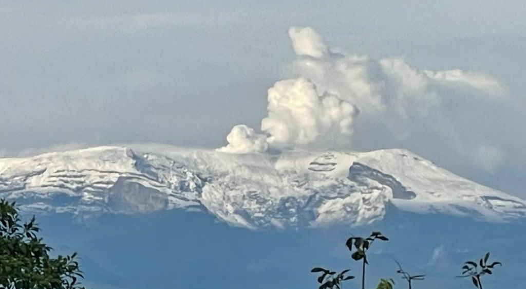 "Nevado del Ruiz permanecerá en alerta naranja por varias semanas": Servicio Geológico
