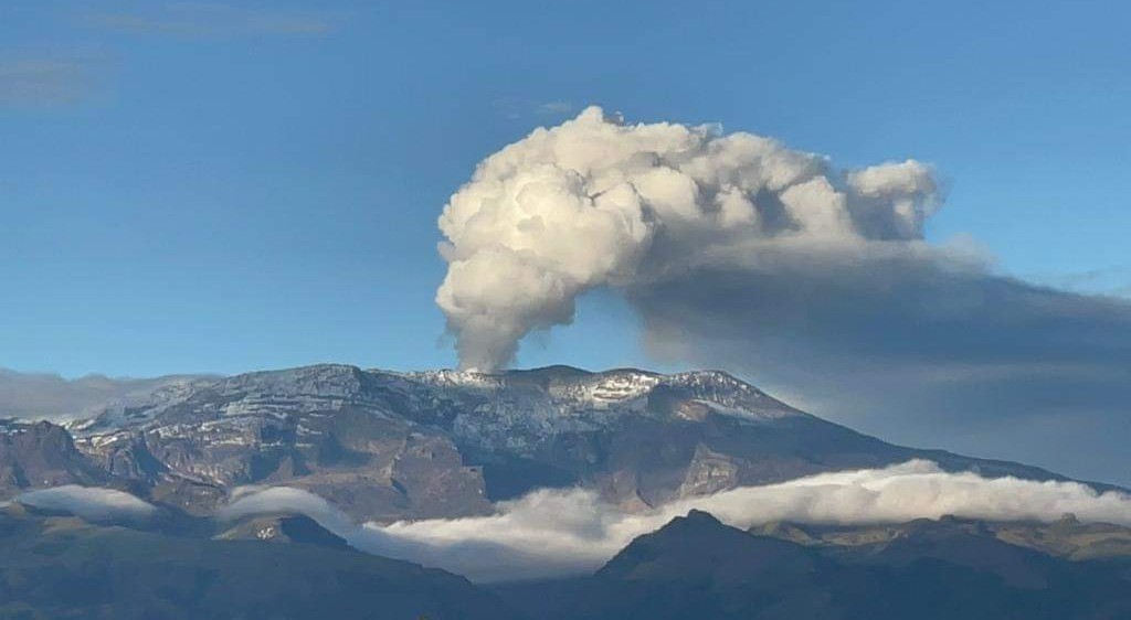 Nevado del Ruiz registró 5.400 sismos y expulsó columna de ceniza de 1.200 metros