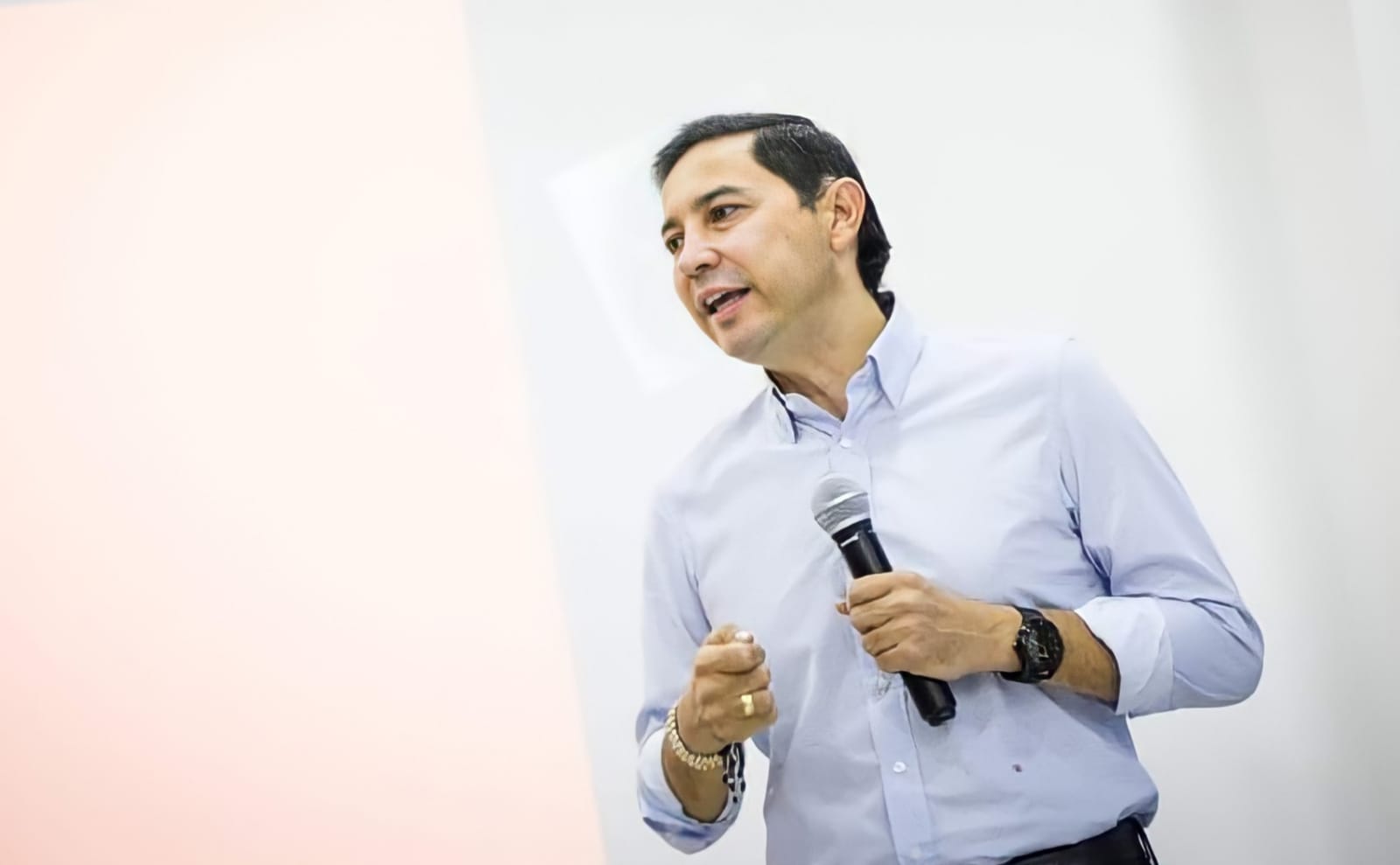 "No me dejaron nada, solo elefantes blancos": discusión del alcalde Hurtado en Twitter