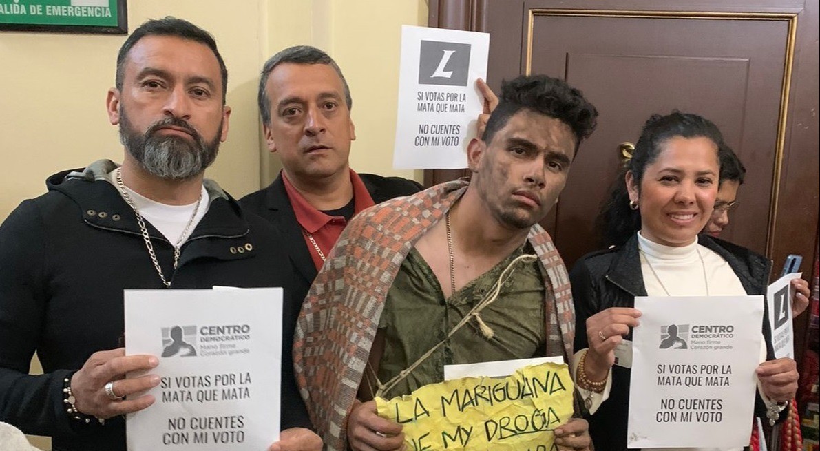 Oposición habría llevado a actor disfrazado de habitante de calle para protestar contra la regularización del cannabis