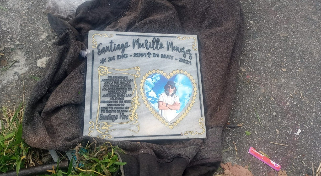 Padre de Santiago Murillo instala placa conmemorativa de su hijo tras dos años de su asesinato