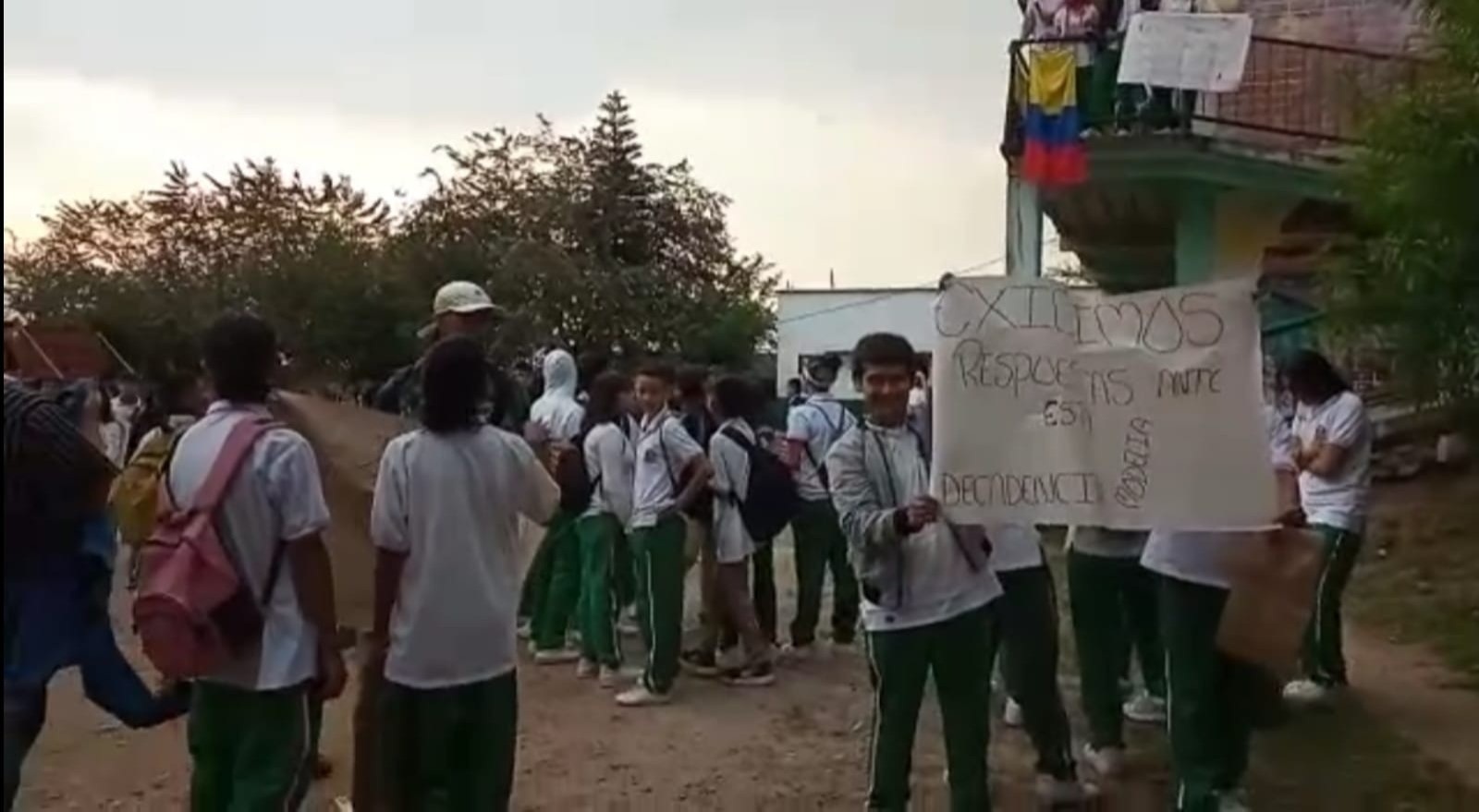 Paro en la I.E. Modelia, estudiantes hacían aseo por falta de personal en el colegio