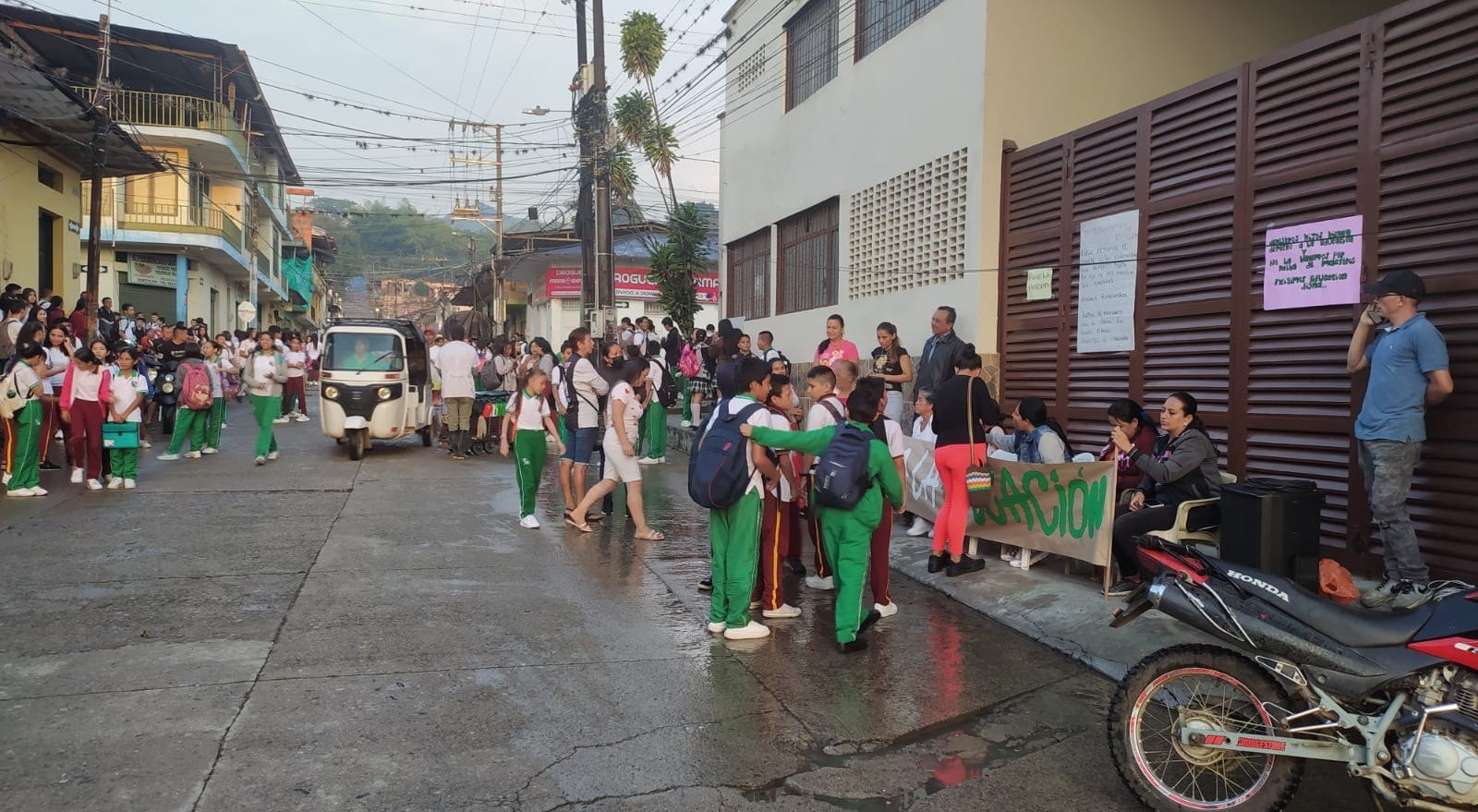 Paro estudiantil en Rovira por falta de maestros