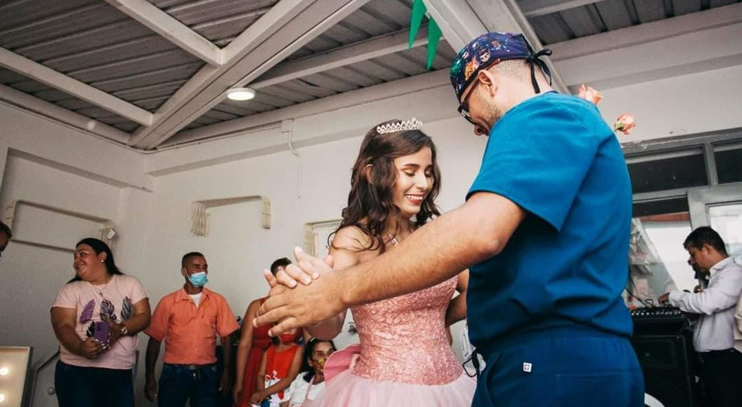 Personal del Hospital Federico Lleras le celebró los 15 años a una paciente con leucemia
