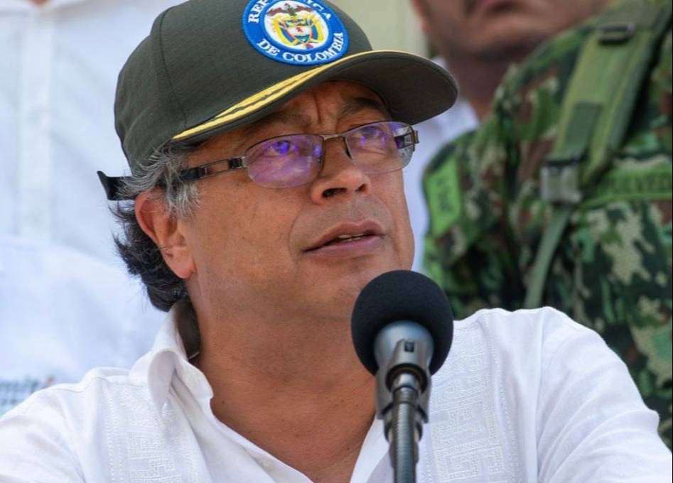 Petro pide agilizar homologación de títulos educativos a venezolanos