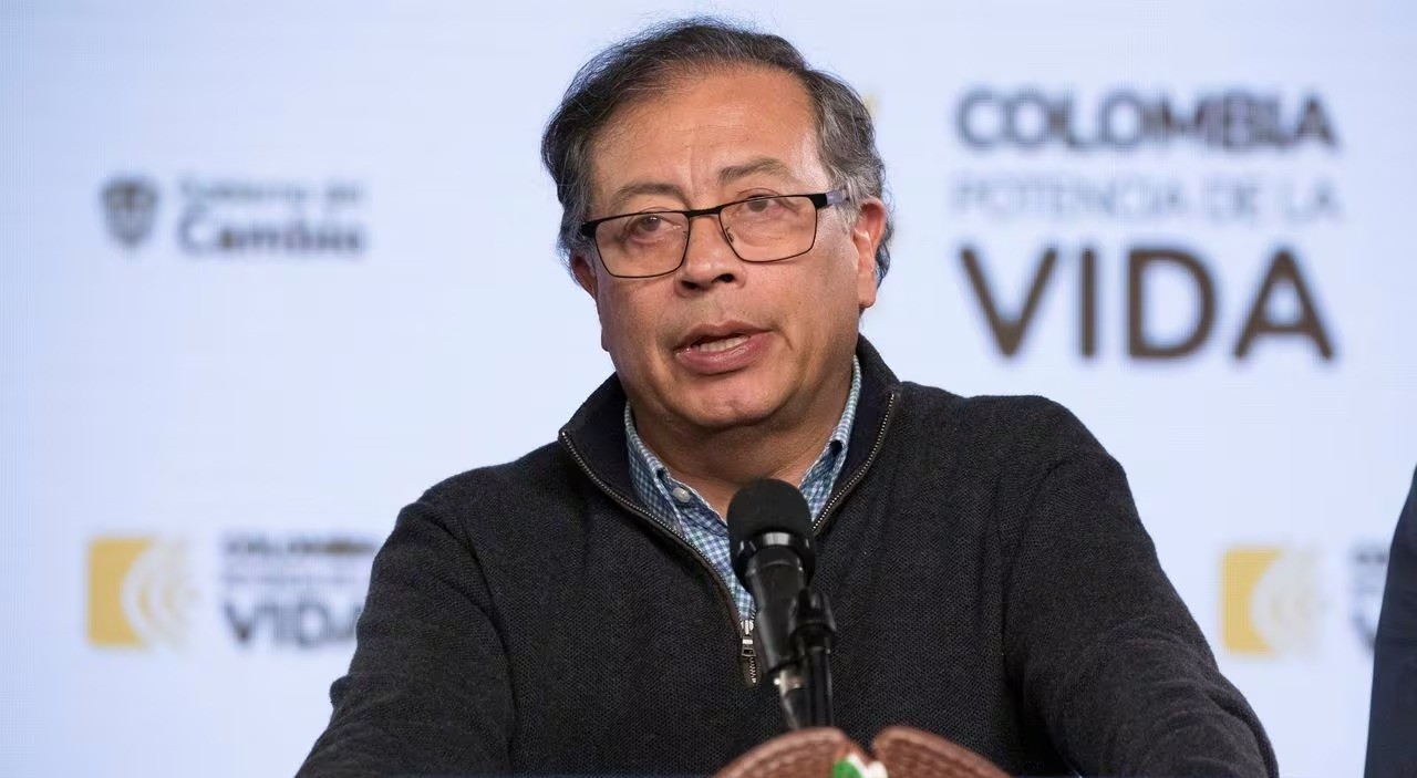“Manejaron el presupuesto de Colombia a las patadas”: presidente Petro