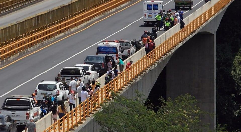 Piden acelerar la instalación de una malla en el puente de la Variante