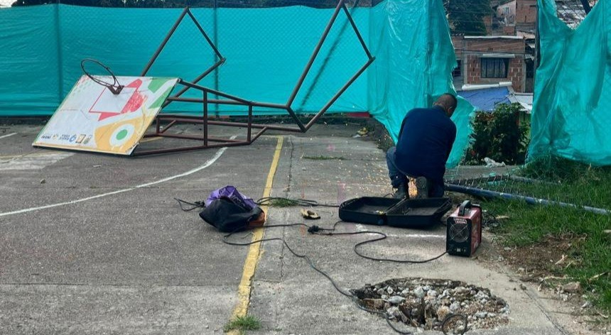 Tras seis meses, por fin inicia recuperación de ocho polideportivos en Ibagué