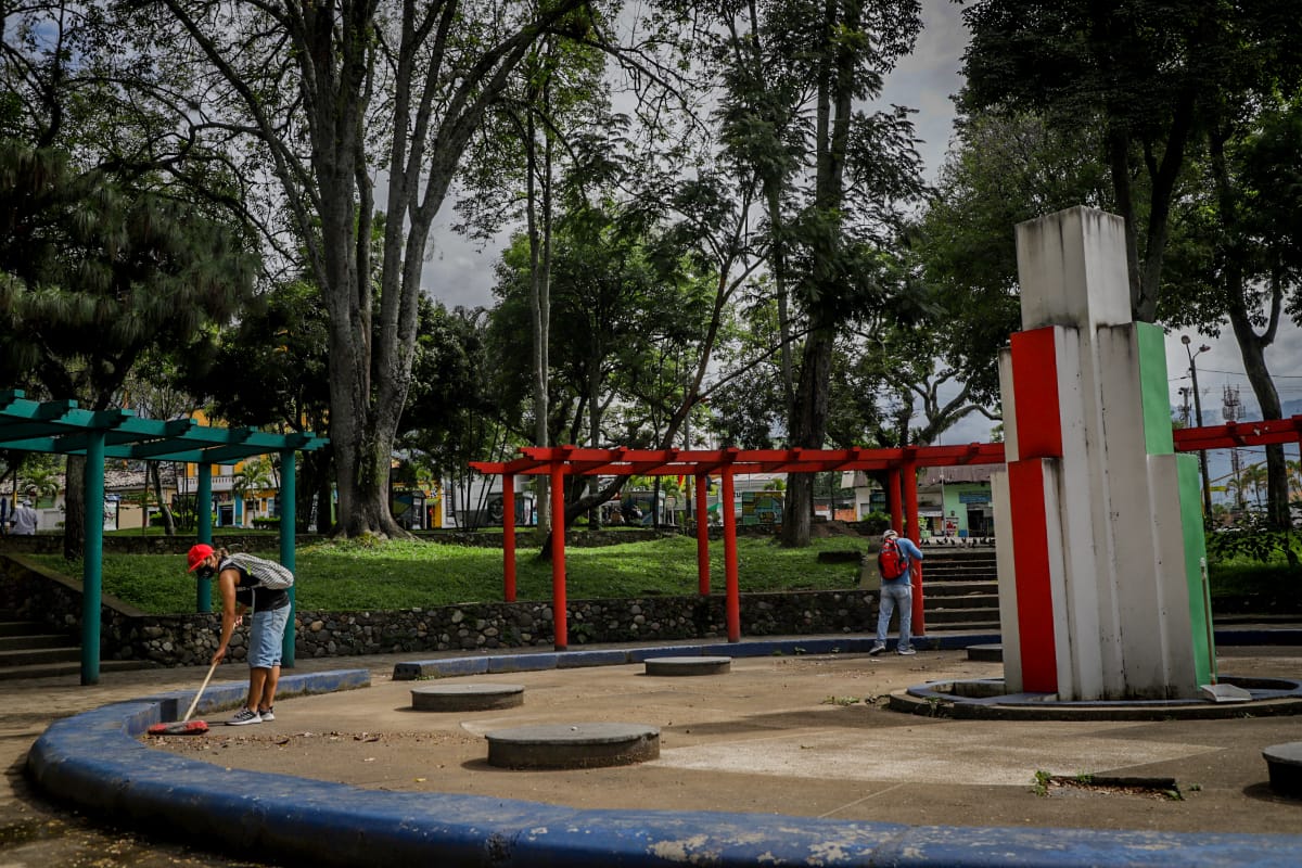Por incumplir el toque de queda les tocó limpiar el parque Galarza de Ibagué