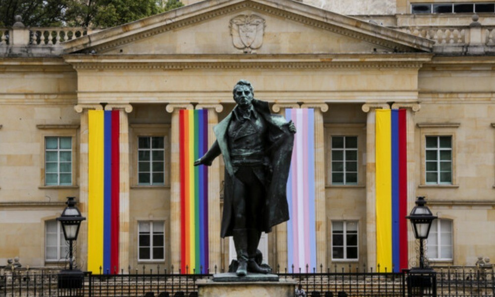 Por primera vez en la historia, la bandera del Orgullo LGBTIQ+ se izó en la Casa de Nariño