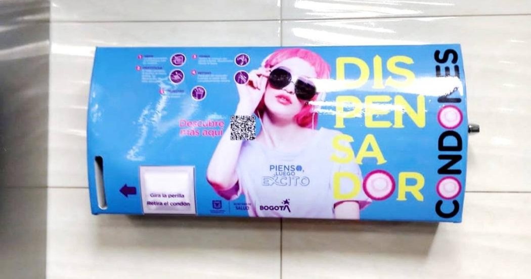 Por primera vez, instalan dispensadores de condones gratuitos en colegios públicos