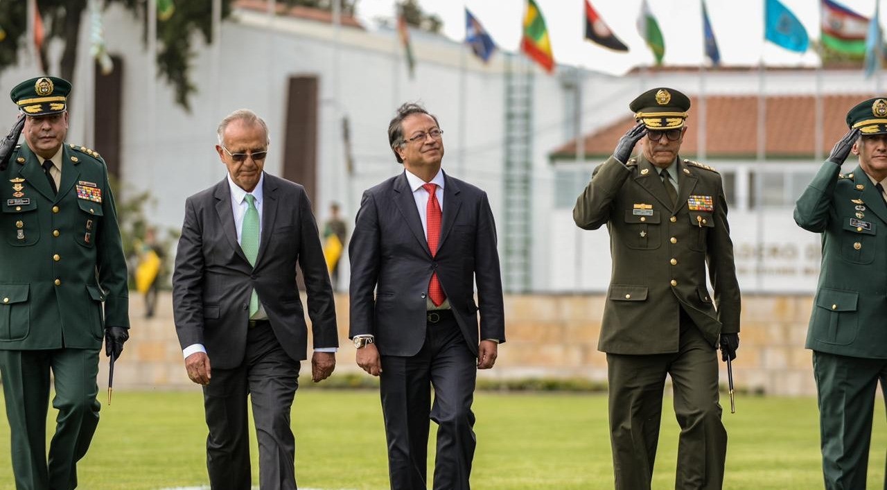 Presidente Petro arrancó aplausos en posesión de Director de la Policía