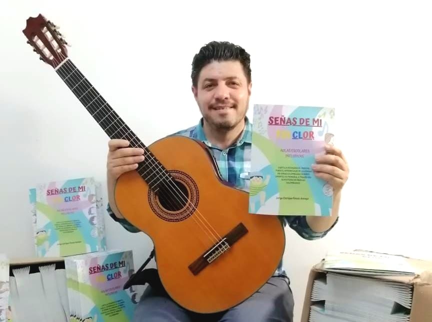 Profesor crea cartilla que enseña lengua de señas con música tradicional colombiana