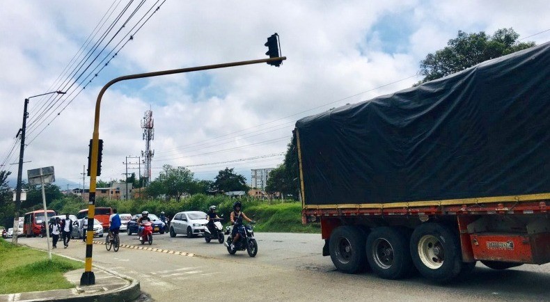Prohiben giro a la izquierda en el semáforo del barrio Santa Ana en Ibagué