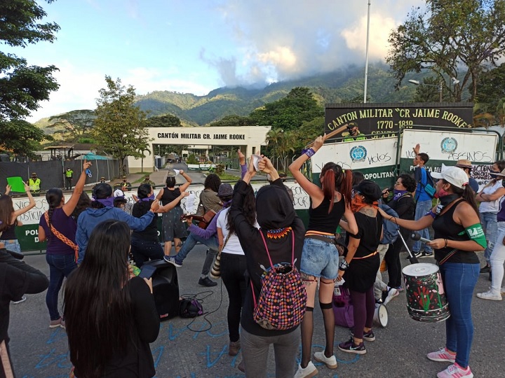 Mujeres protestaron frente al batallón Jaime Rooke de Ibagué