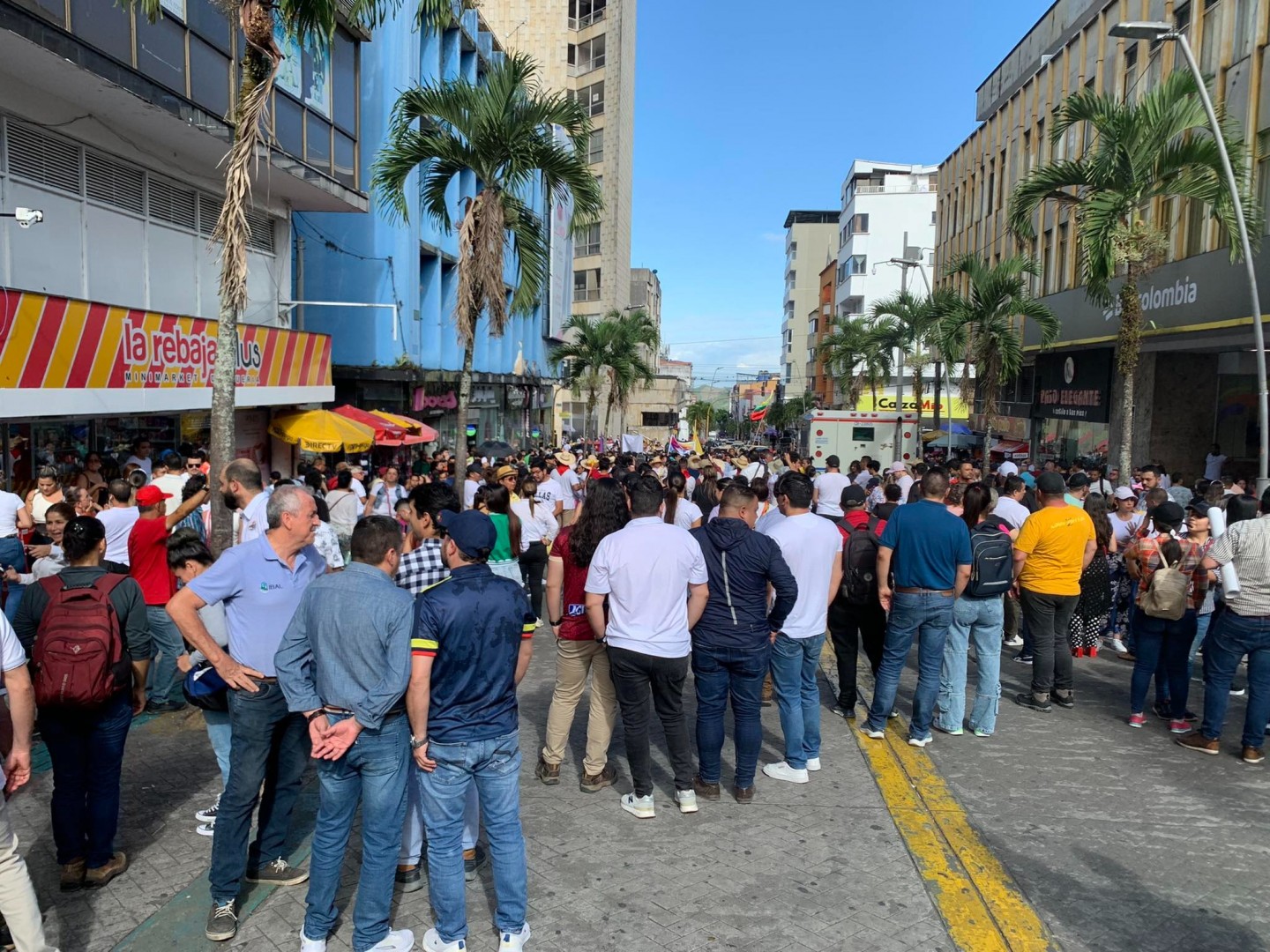 Raquítica marcha a favor del alcalde Hurtado en medio del paro