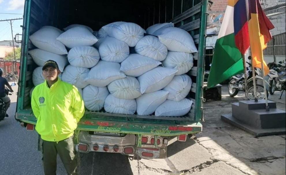 Recuperan millonaria carga de café robada en vías del Tolima