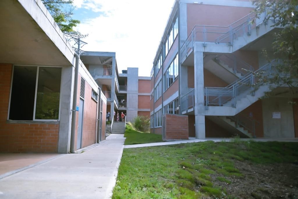 Entregaron las renovadas instalaciones del colegio Carlos Lleras Restrepo de Ibagué