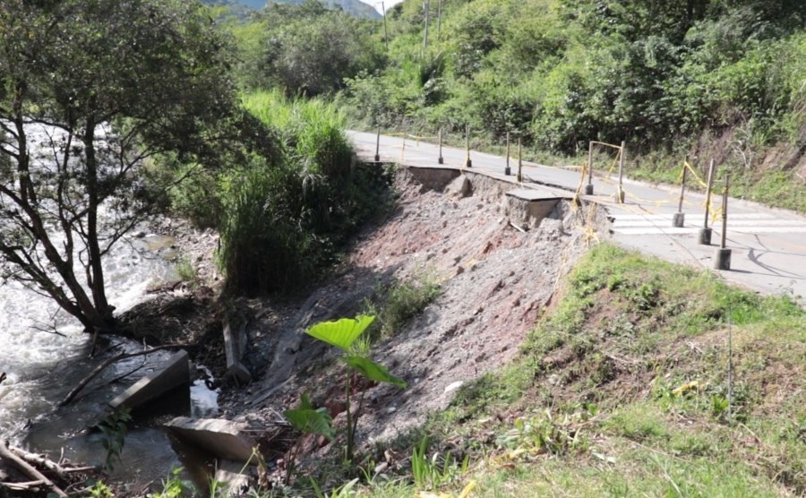 Desprendimiento de tierra en la vía Ataco - Planadas