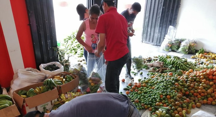 Campesinos de San Juan de la China, donan mercados a fincas del sector
