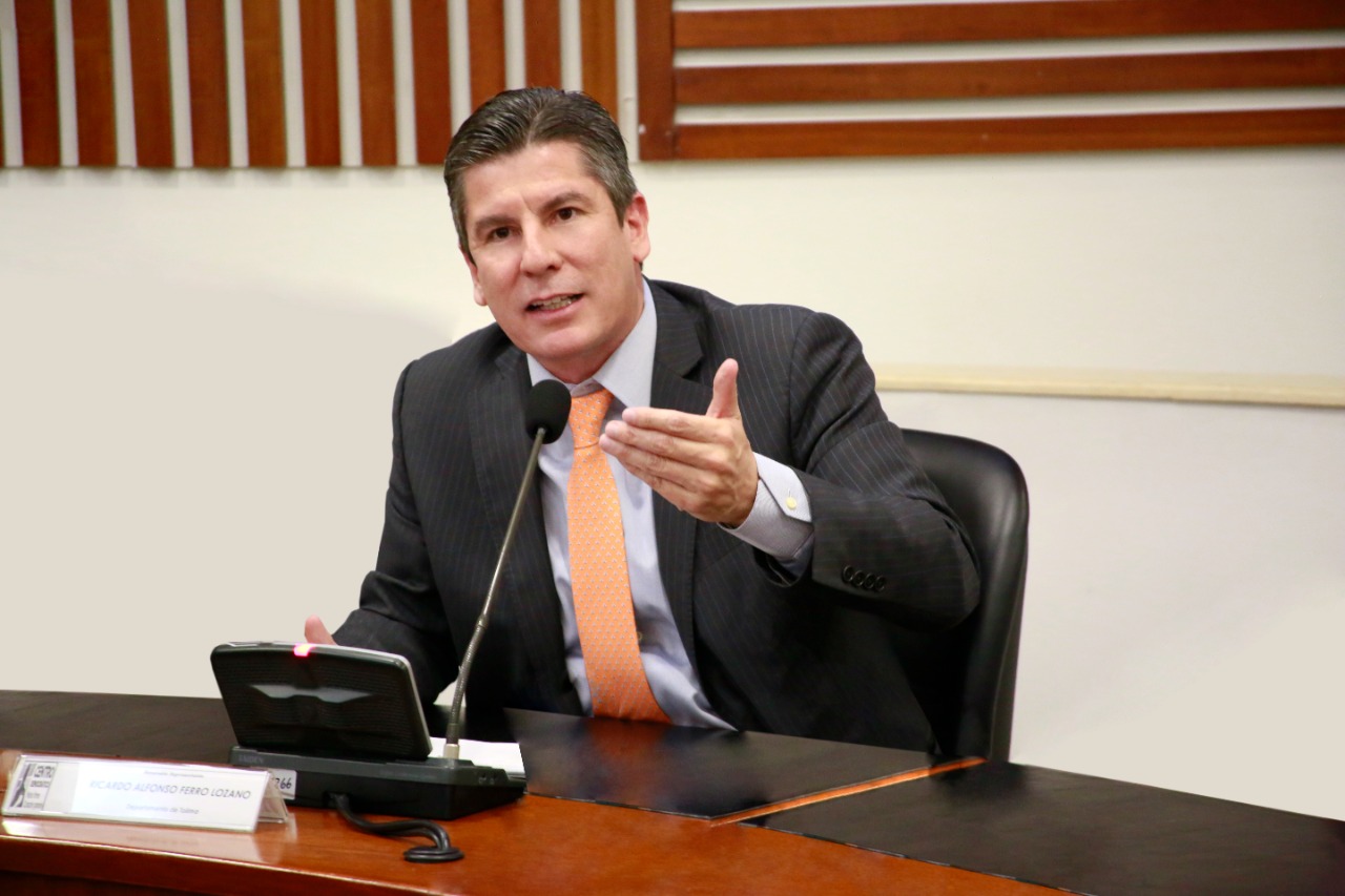 Ferro solicita a Minsalud vincular al sector privado a campaña de vacunación